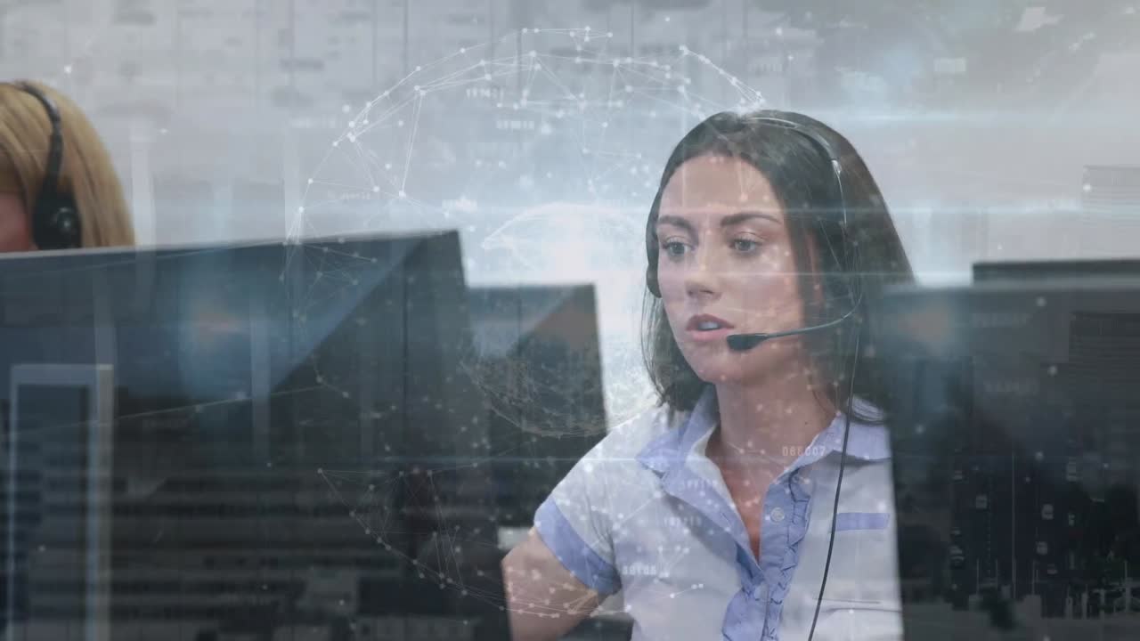 Animazione di globo sovrapposto a professionisti con cuffie telefoniche