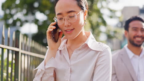 Mujer-De-Negocios-Asiática,-Llamada-Telefónica