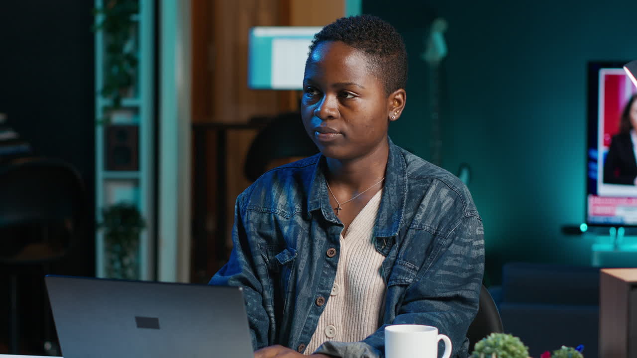 Kvinne som jobber på laptop hjemme