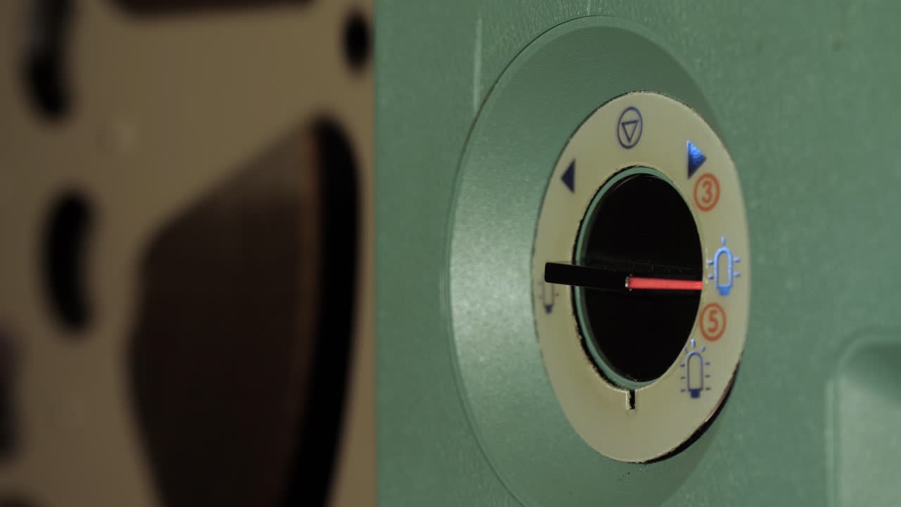 1970년대 빈티지 프로젝터를 켜는 사람의 클로즈업