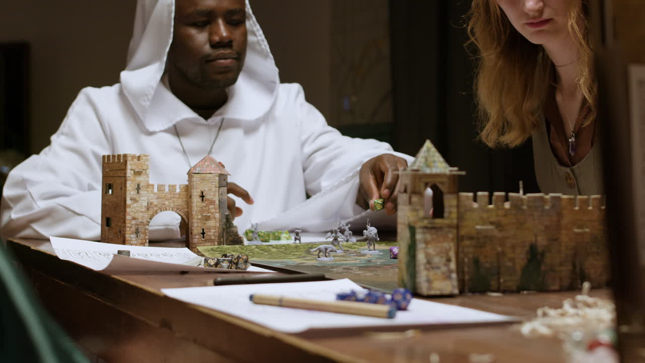 друзья играют в ролевые игры.