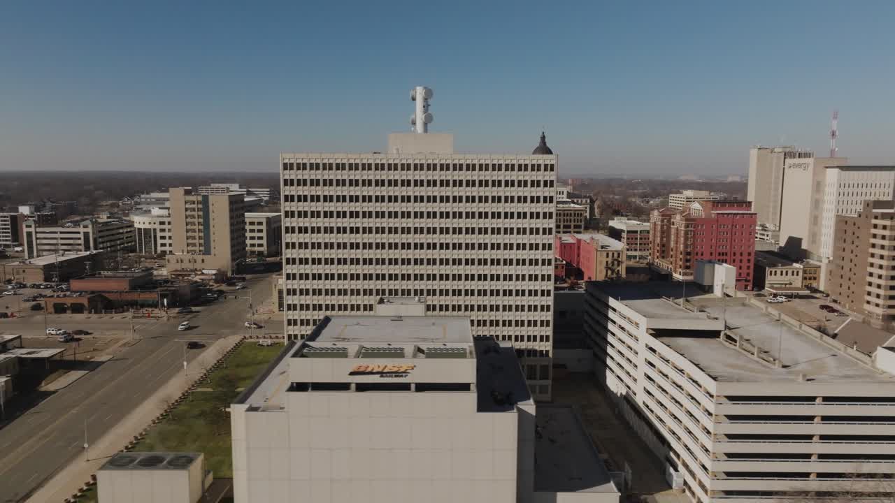 Luftdroneopptak som beveger seg fra venstre mot høyre over Kansas State Capitol i Topeka. Kinematisk etableringsfilmopptak av offentlig arkitektur og landskap i Midtvesten for redaksjonell bruk og dokumentar.