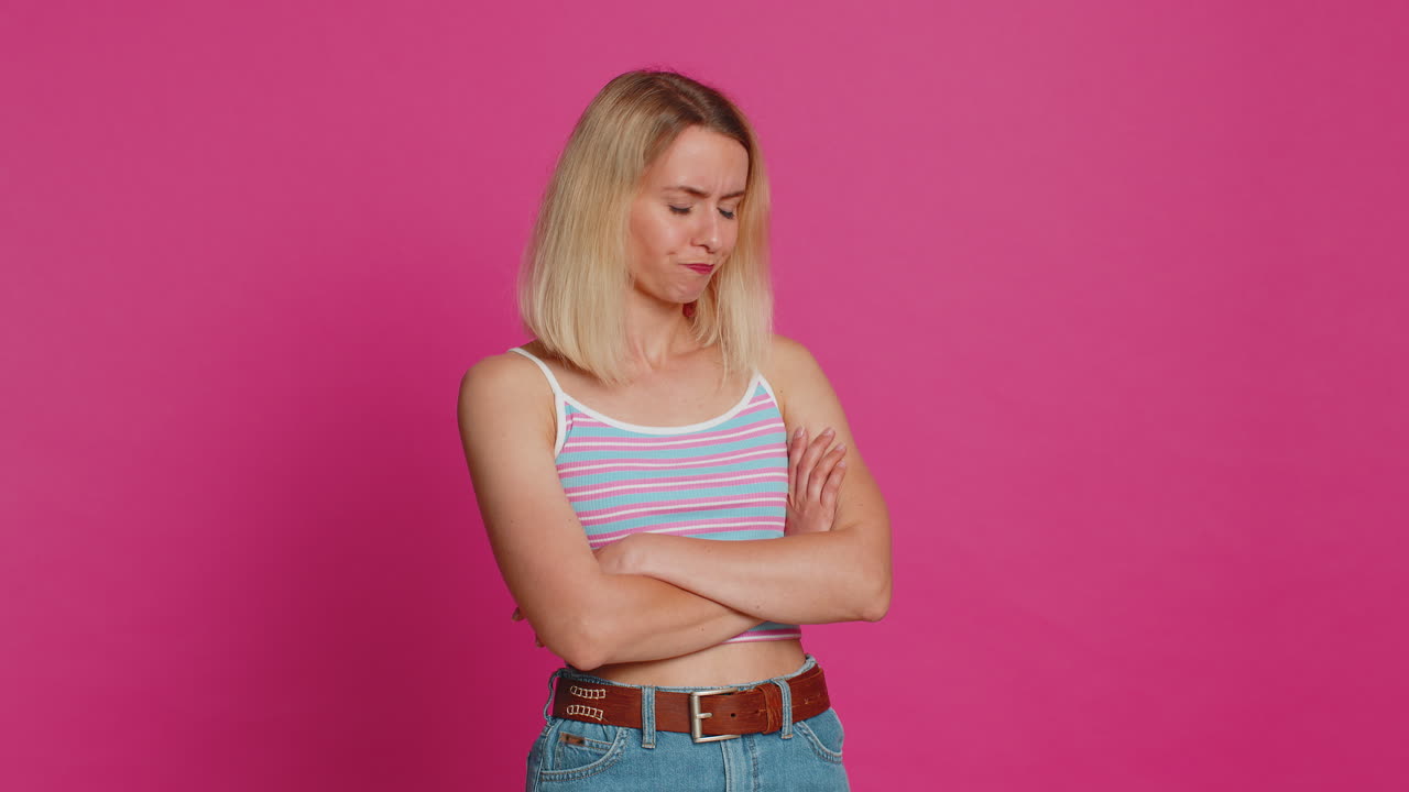 분노한 젊은 여성은 오해를 받고 다 후 좌절되어 의사소통 대화를 무시합니다.