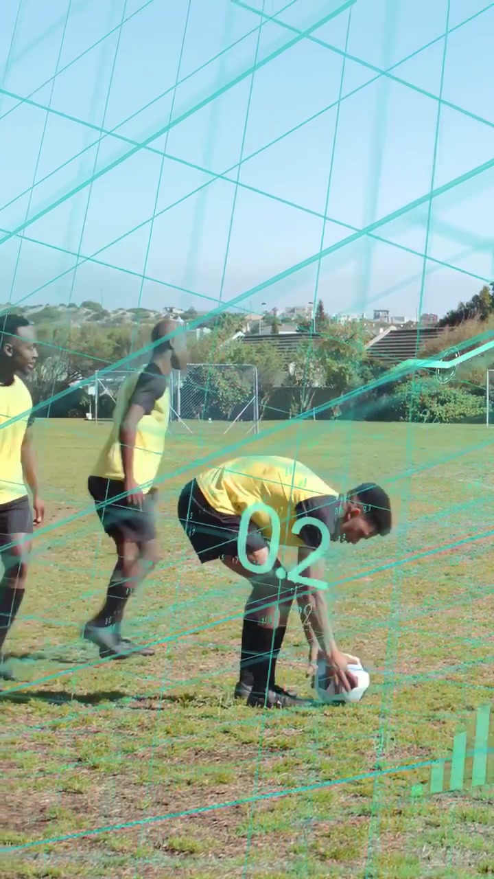 Video vertical: Jugador central colocando el balón, comenzando un ejercicio de fútbol con gráficos de líneas o barras de color verde azulado superpuestos.