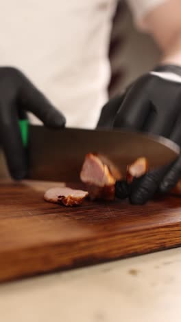 chef cortando pollo cocido