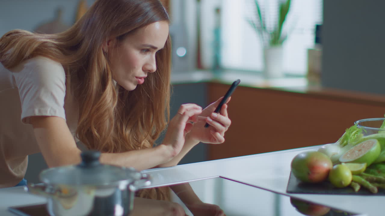 mujer tomando fotos de comida