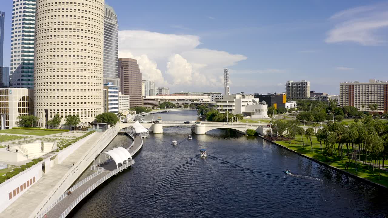 파 시내의 리버워크, 윌로비 강을 따라 보트들의 공중 사진