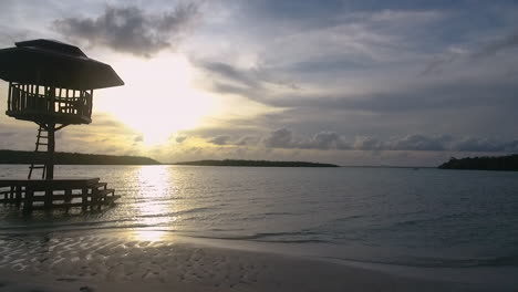 Sonnenaufgangsstrand-Am-Morgen