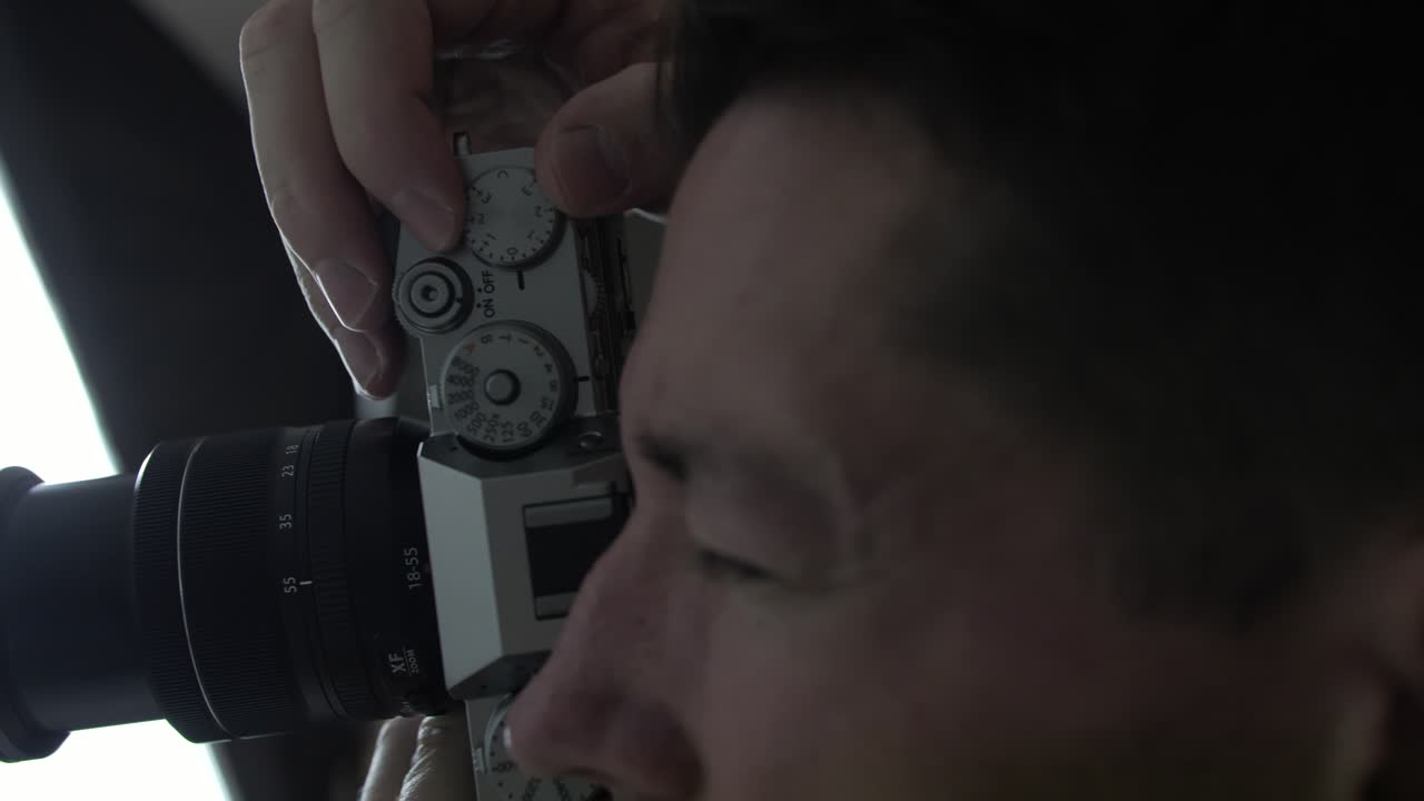 촬영 중 설정을 변경하는 사진작가의 클로즈업 샷