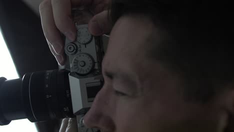 primer plano de un fotógrafo que cambia su configuración durante una sesión