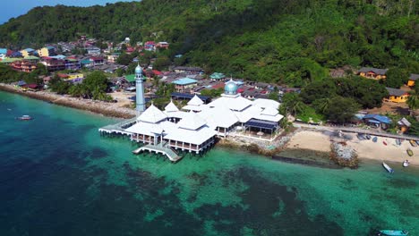 mezquita blanca islámica en la playa de la isla de perhentian