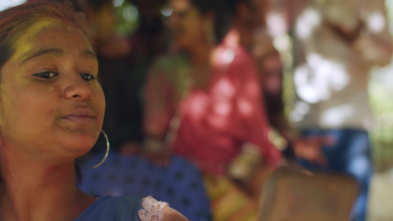 라자스탄 사람들은 인도의 색의 축제인 홀리를 축하하고 있습니다.