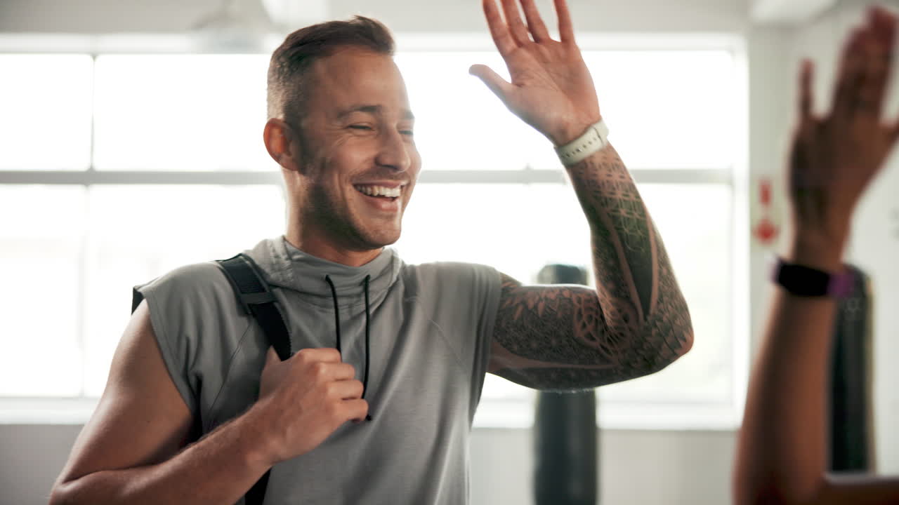 gimnasio, la gente y el high five para celebrar la aptitud