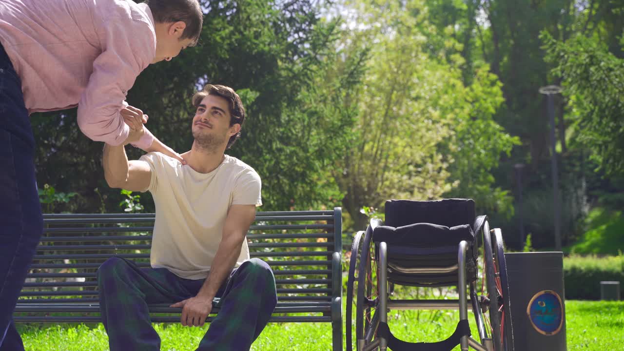 일어서, 지지해. 장애인 십대 소년의 손을 잡아.