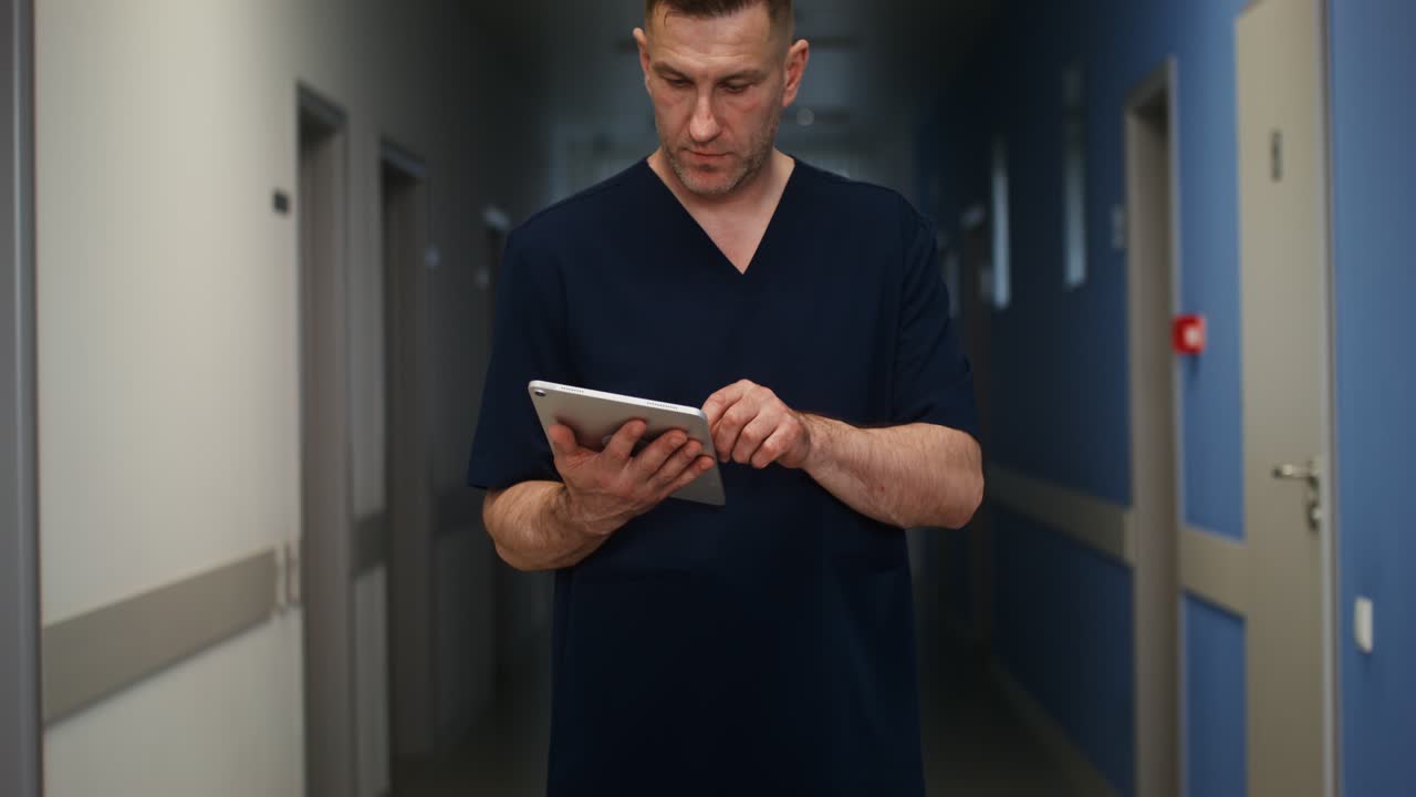 médico usando una tableta en un pasillo del hospital