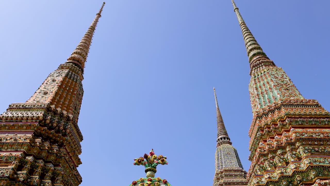 태국 방의 포 (wat pho) 에서 은 하늘을 배경으로 장식된 스투파