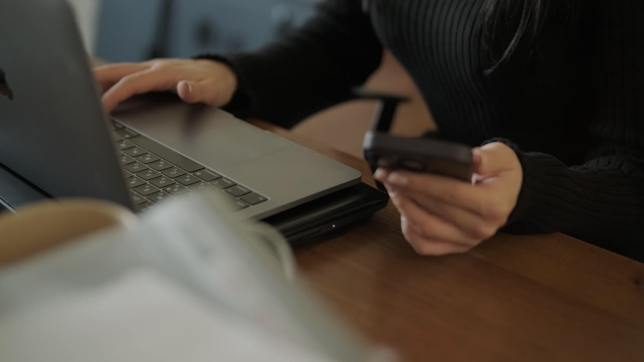 mujer profesional en un entorno de oficina moderno, centrada en el trabajo, vestida elegantemente con ropa de negocios, rodeada de equipos de oficina y un interior elegante