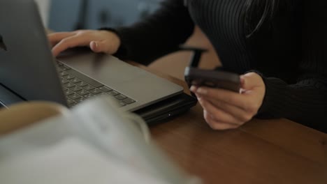 mujer profesional en un entorno de oficina moderno, centrada en el trabajo, vestida elegantemente con ropa de negocios, rodeada de equipos de oficina y un interior elegante