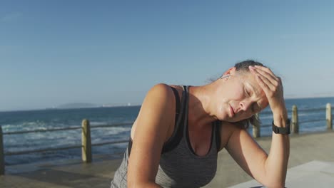 mujer mayor agotada después de correr