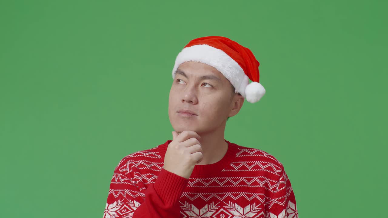 산타 모자와 크리스마스 스웨터를 입은 남자