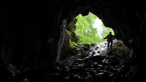 persona explorando una cueva con una antorcha