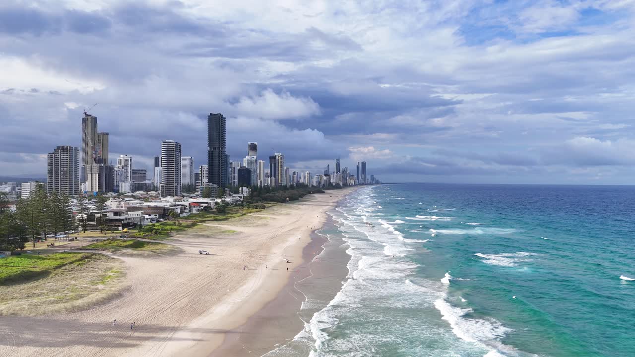 vista aérea de la playa y el paisaje urbano al atardecer