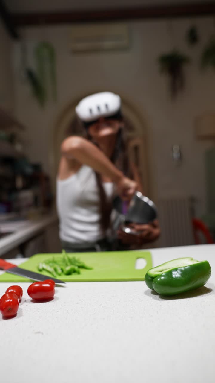mujer usando auriculares vr para cocinar en una cocina
