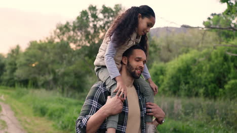 padre e hija disfrutando de un paseo por la naturaleza