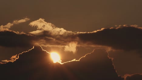 toma escénica abstracta del sol descubriendo detrás de las nubes