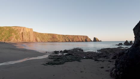 Mar-En-Calma-Durante-La-Marea-Llena-En-La-Playa-De-Ballydwan,-Costa-De-Cobre,-Waterford,-Irlanda,-Tarde-De-Invierno