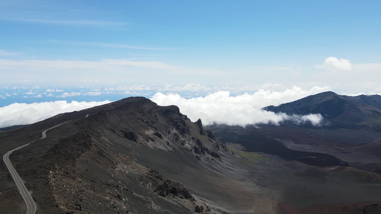 cráter en el hermoso volcán haleakala en la isla hawaii de maui, aéreo