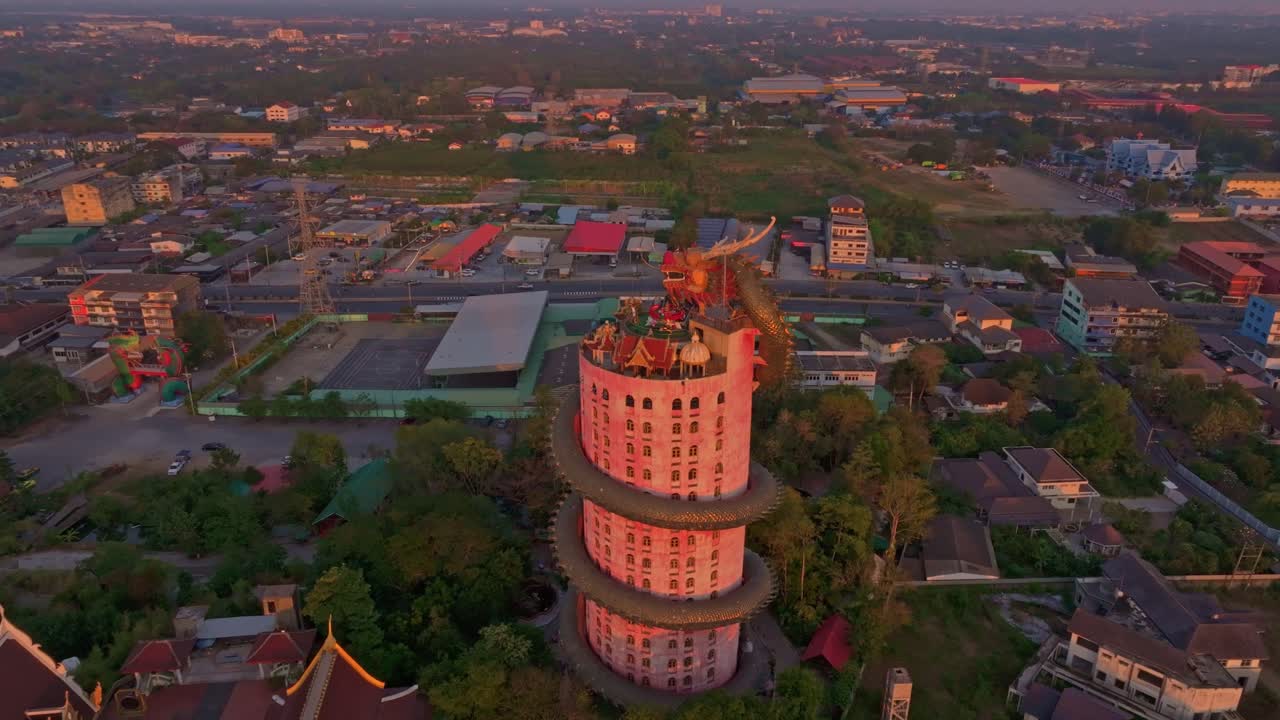 Hình ảnh từ trên cao của Wat Sam Phran sừng sững dưới ánh hoàng hôn