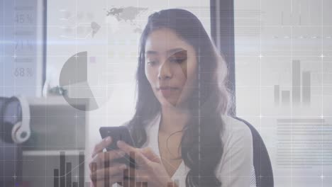 animación de la interfaz con estadísticas y datos con mujeres de negocios que usan teléfonos inteligentes en la oficina