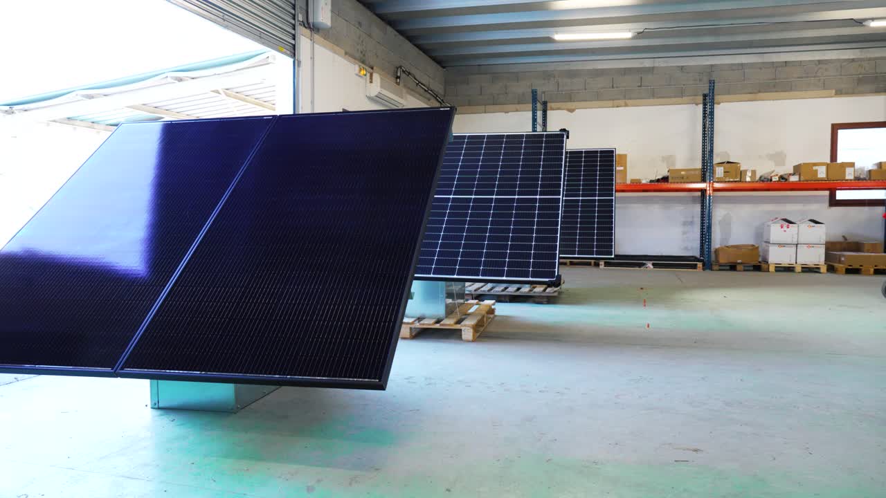 almacén de electricistas donde se preparan los paneles solares para su instalación