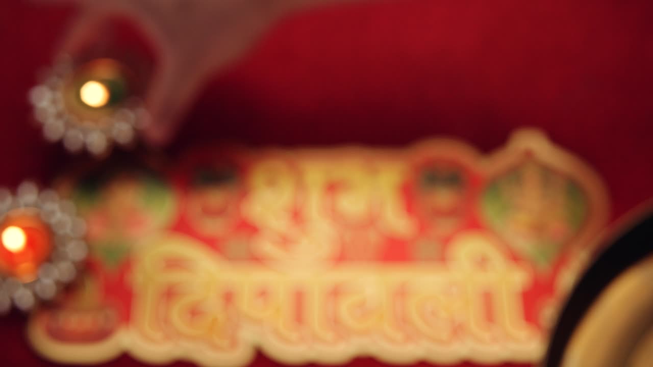 2020-diwali diyasflames van de la mano con las máscaras faciales