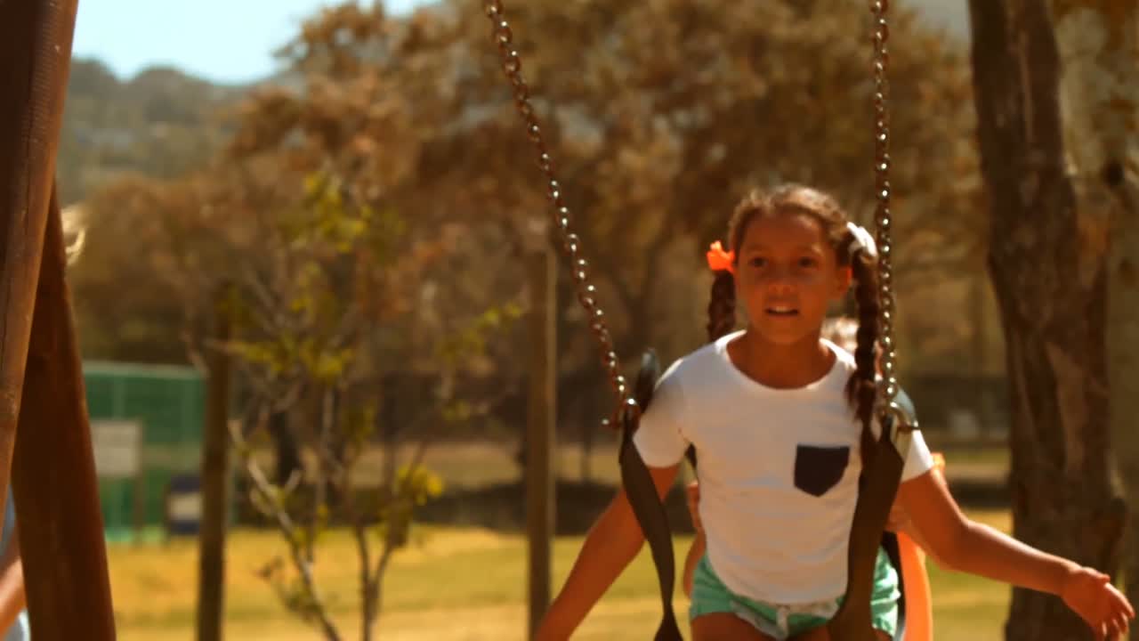 Bambini che giocano al parco giochi