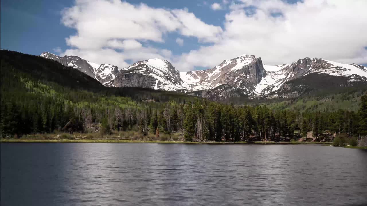 4k nubes pasando sobre un lapso de tiempo de montaña