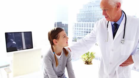 médico interactuando con el paciente