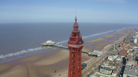 Atemberaubende-Luftaufnahmen,-Blick-Auf-Den-Blackpool-Tower-Am-Preisgekrönten-Blackpool-Beach,-Einem-Sehr-Beliebten-Touristenort-Am-Meer-In-England,-Vereinigtes-Königreich,-Großbritannien