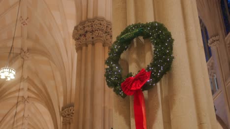 corona de navidad decoración colgando dentro de st