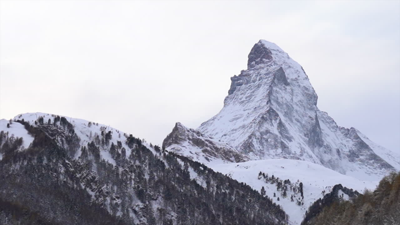 apertura escénico cinematográfico drone aéreo zermatt switzerlands más famoso cubierta de nieve montaña matterhorn noviembre fuertes nevadas frescas en la escalada pico movimiento hacia abajo todavía