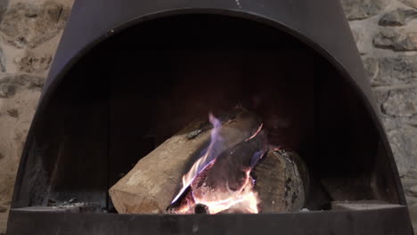 Clip-De-4k-De-Un-Hermoso-Fuego-De-Leña-Ardiendo-Dentro-De-Una-Chimenea-Tradicional-Rural-Negra-En-Una-Casa-De-Invierno