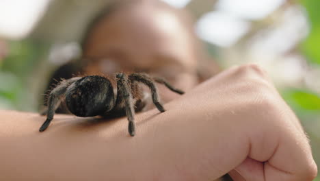 Teenagermädchen-Hält-Eine-Vogelspinne-Im-Zoo-Und-Genießt-Einen-Ausflug-Zum-Naturschutzgebiet.-Studentin-Hat-Spaß-Daran,-Etwas-über-Spinnentiere-Zu-Lernen-4k