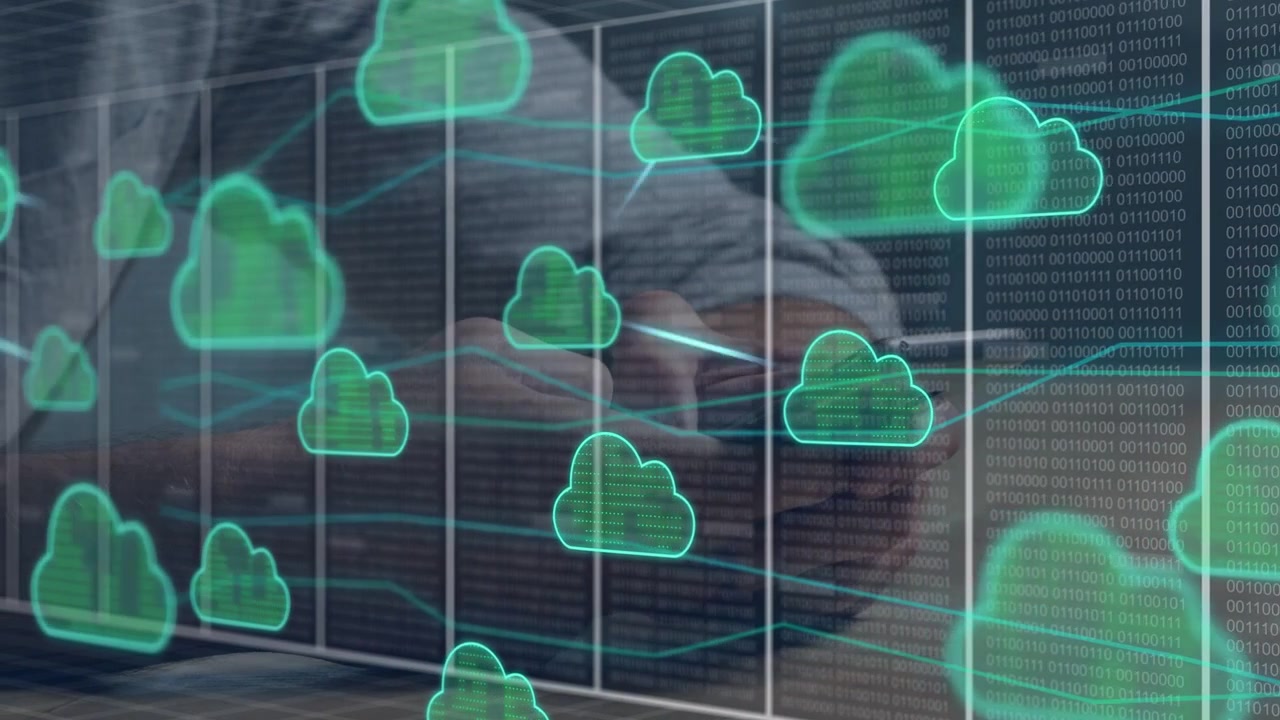 Mand tapper, swiper på tablet i datacenter, neon sky-ikoner dukker op og danner et cyan netværk.