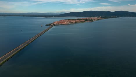 義大利托斯卡尼的奧爾貝特洛 (orbetello) 古老島<unk>,靠近阿根廷山 (monte argentario) 和馬雷馬自然公園 (maremma nature park)