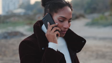 Afroamerikanisches-Mädchen,-Das-Mit-Dem-Mobiltelefon-Spricht.