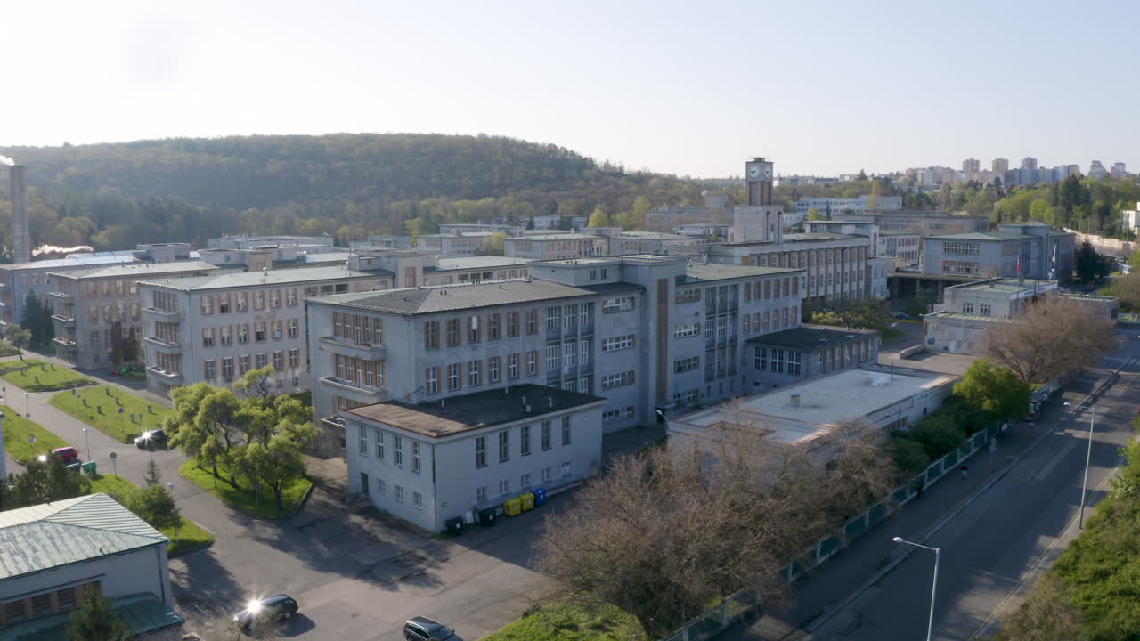 edificios del hospital universitario thomayer en praga en un día soleado