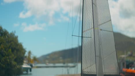 incline hacia abajo y revele un modelo de barco rc sobre un caballo de madera en un muelle