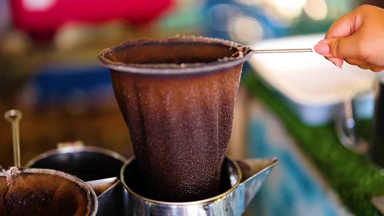 Håndbrygger kaffe med tøyfilter