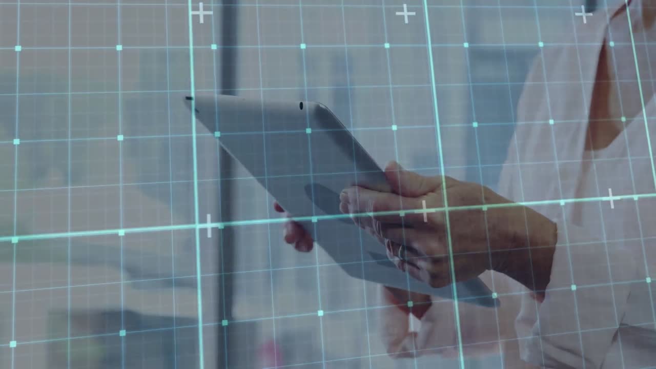 animación de una pantalla digital sobre las manos de una doctora caucásica que usa una tableta